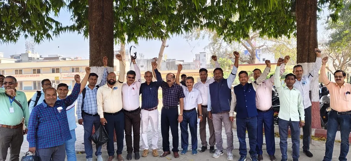 Bareilly: काली पट्टी बांधकर शिक्षकों ने किया मूल्यांकन, जानें वजह