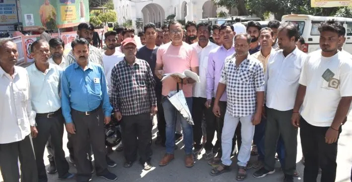 Bareilly: श्मशान भूमि पर कब्जा करके दुकान और डेयरी संचालित, दर्जनों लोग पहुंचे कलेक्ट्रेट