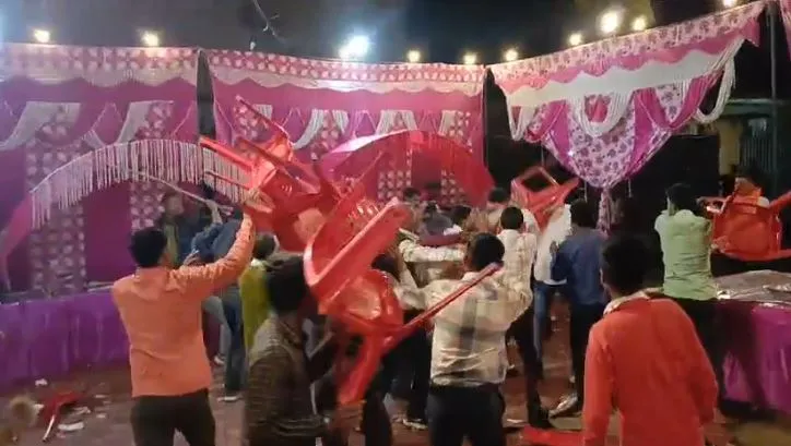 शाहजहांपुर: पार्टी में जमकर चले लाठी-डंडे और कुर्सियां, मची भगदड़ 