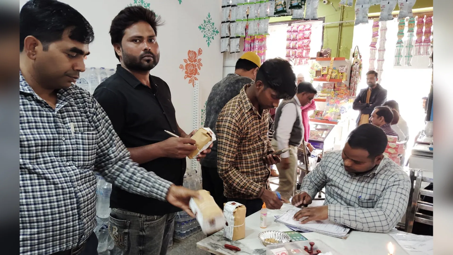 पीलीभीत: नमकीन की पैकिंग पर बैच नंबर न एमएफजी का जिक्र, शिकायत पर डीएम ने दौड़ाई टीम