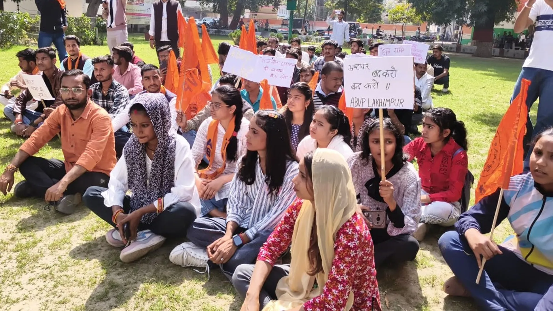 लखीमपुर खीरी : ABVP ने डीएम कार्यालय का घेराव कर किया धरना-प्रदर्शन