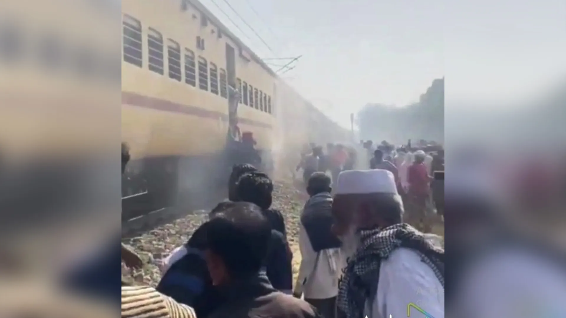 कासगंज : ट्रेन की बोगी के नीचे से उठा धुआं, ट्रेन रुकते ही कूद कर भागे यात्री