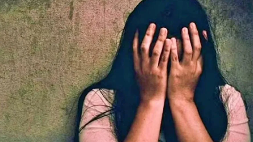 लखीमपुर खीरी: युवक ने किशोरी को दबोचा, शिकायत करने पर पुलिस ने पीड़िता के परिजनों को धाने में बैठाया