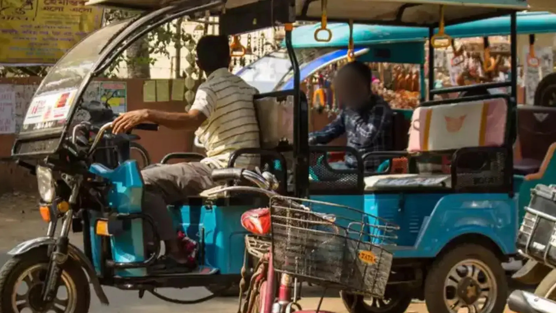 कासगंज: गोदाम में विधुत चोरी कर की जा रही थी ई रिक्शाओं की बैटरी चार्ज