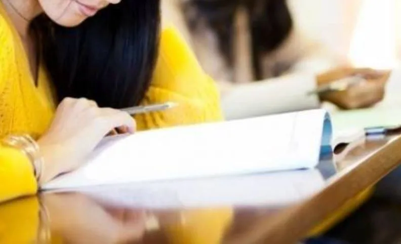 बरेली: 'मुझे पास कर देना, नहीं तो पापा शादी करा देंगे', छात्रा ने टीचर से लगाई गुहार, कॉपी में लिखीं इमोशनल बातें