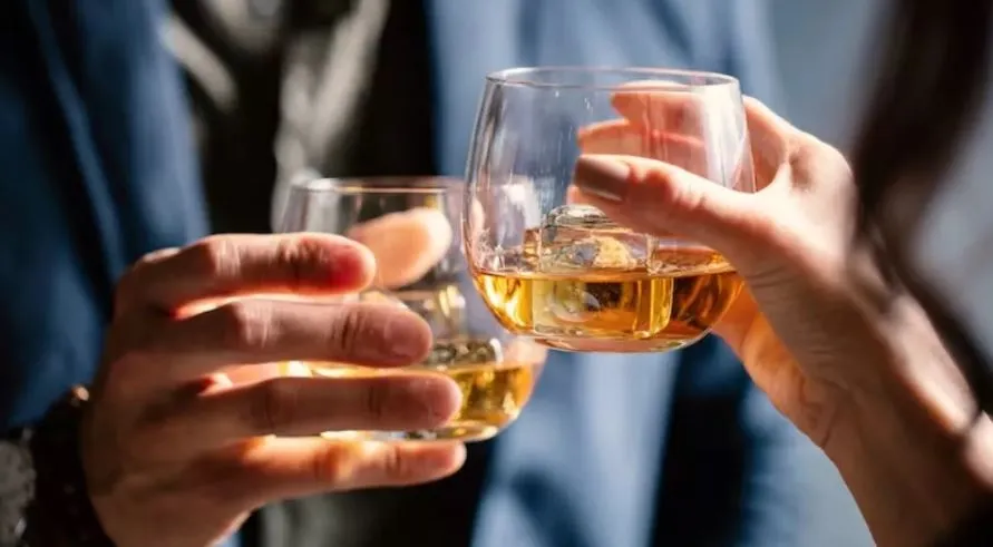 बदायूं: शराब के शौकीनों ने होली पर खूब कराई कमाई, 10 करोड़ की मदिरा कर गए चट