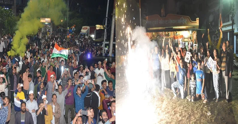भारत की जीत पर मुरादाबाद में होली से पहले मनी दिवाली, क्रिकेट प्रेमियों ने आतिशबाजी कर मनाया जश्न...एक-दूसरे को खिलाई मिठाई 