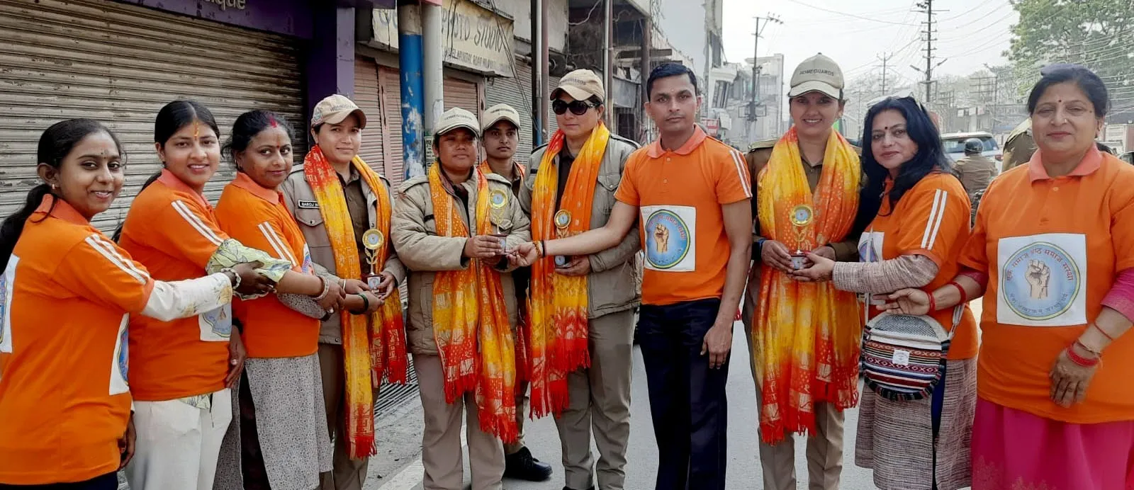 एक समाज श्रेष्ठ समाज ने किया ट्रैफिक पुलिसकर्मियों को सम्मानित