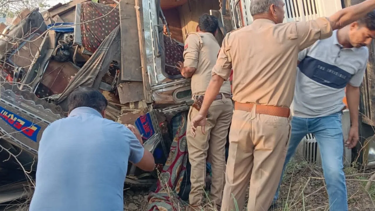 फर्रुखाबाद में गाटर लदा ट्रक अनियंत्रित होकर खाई में पलटा, चालक की मौत व हेल्पर घायल, हादसे के बाद मची चीख-पुकार