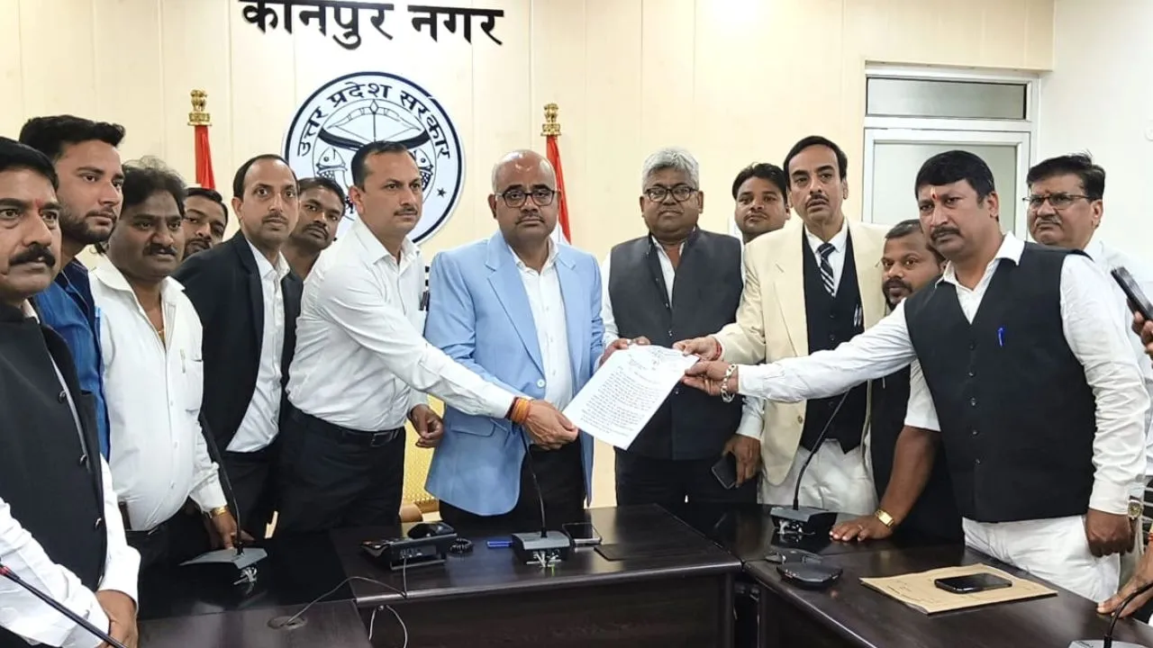 कानपुर में अधिवक्ता की हत्या का विरोध; अधिवक्ताओं ने DM को सौंपा ज्ञापन, ये मांगें की...