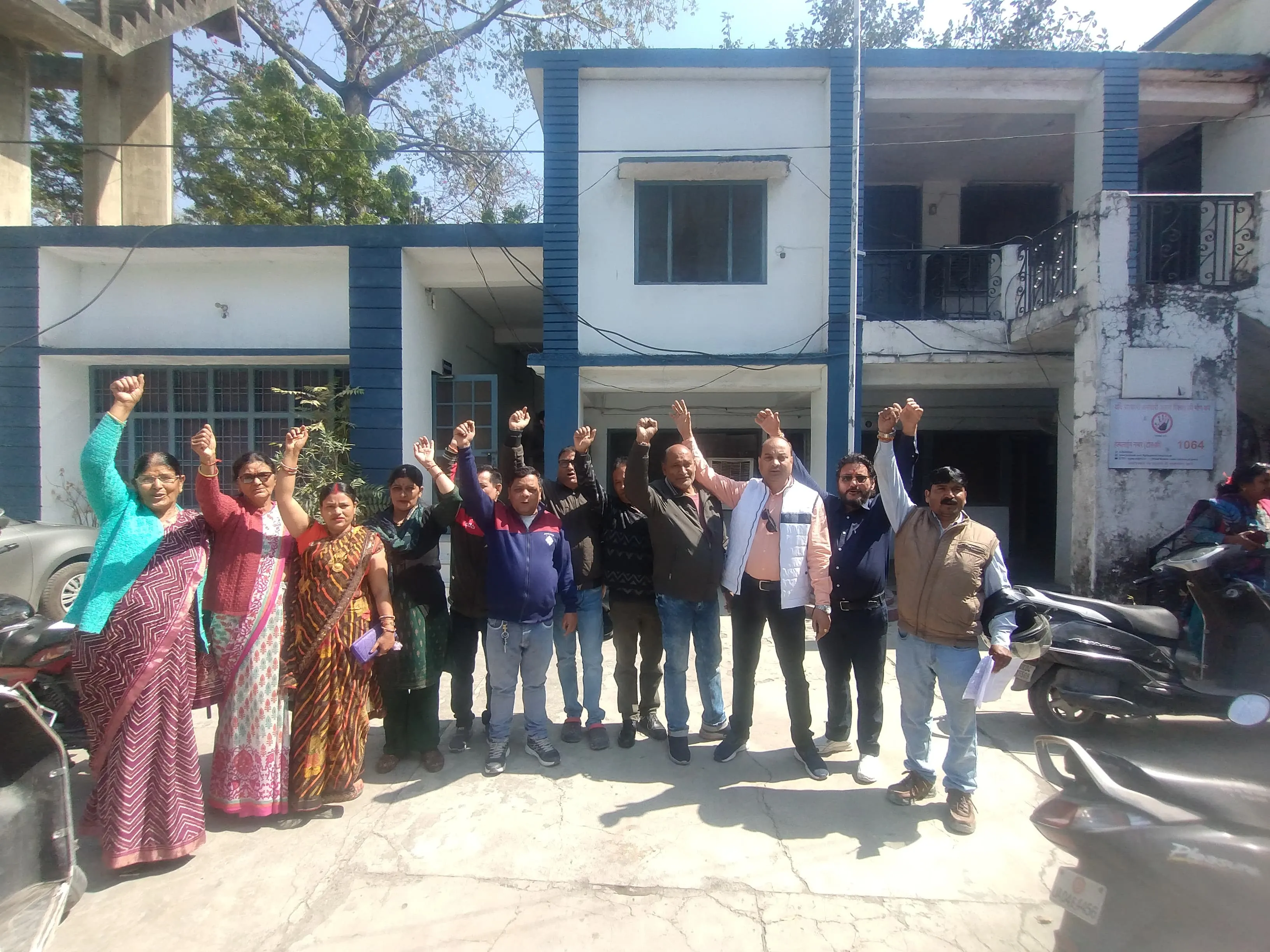 पानी नहीं आ रहा... रोज 800 रुपये देकर मंगाते हैं टैंकर