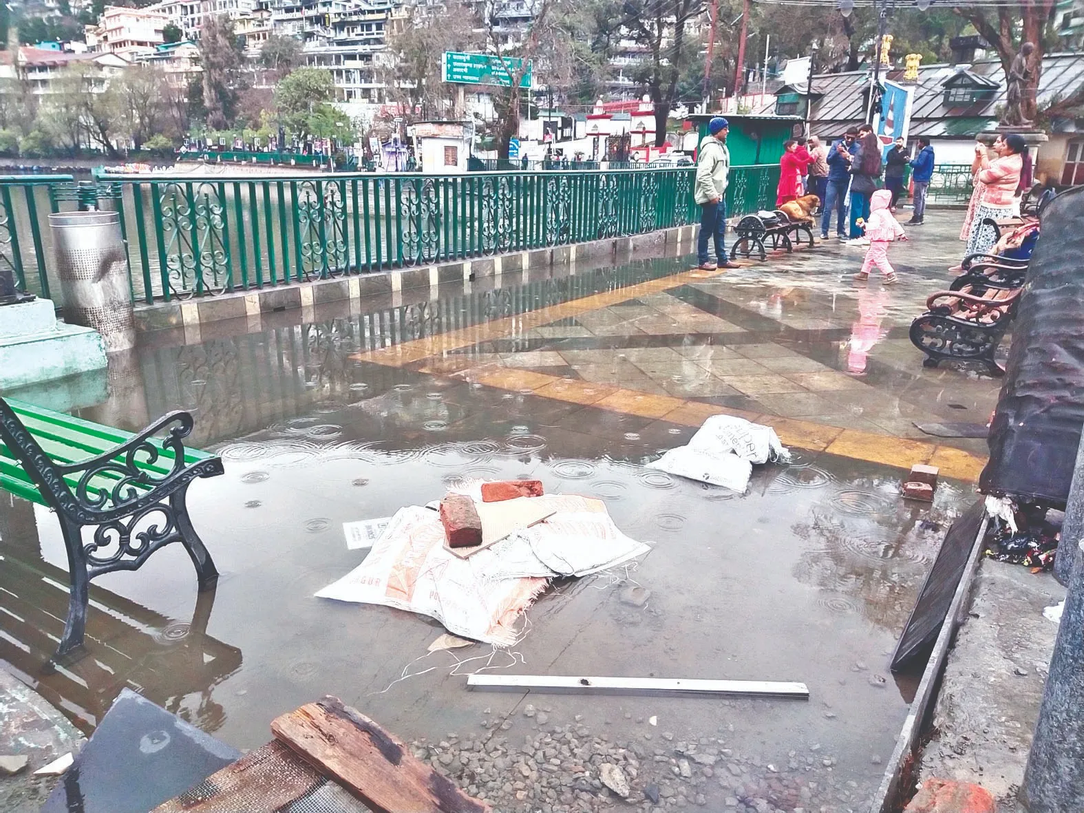 बारिश ने खोली लोनिवि की पोल, डांठ चौराहे पर जलभराव  