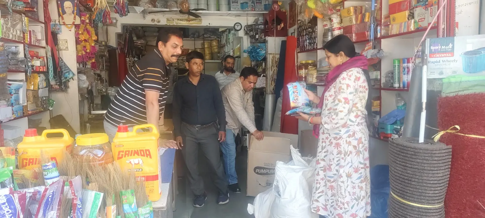 पॉलीथीन जब्त कर किया 20 हजार का चालान