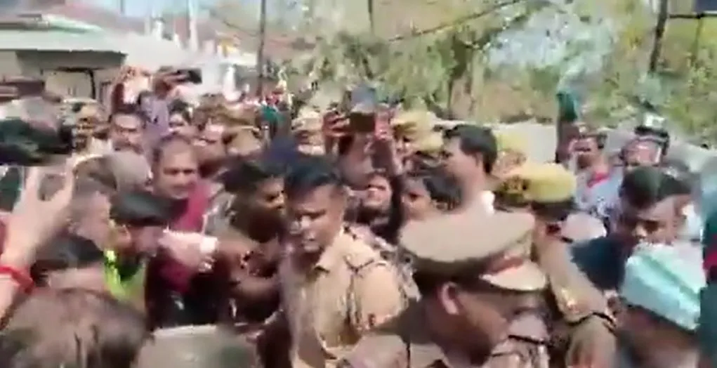 Journalist Murder case: मांगे पूरी होने के बाद पत्रकार का अंतिम संस्कार, पुलिस पर अभद्रता का आरोप