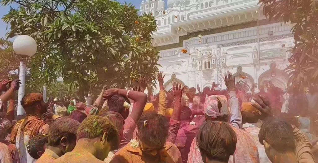 न मस्जिद पर पर्दा न जुम्मे का असर, सब पर भारी पड़ी देवा शरीफ की अनोखी होली, बाराबंकी में फिर दिखी हिन्दू-मुस्लिम एकता की मिसाल