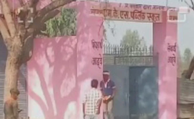 उन्नाव में ठेका बंद कराकर शिक्षा के मंदिर से बिकवाई शराब 