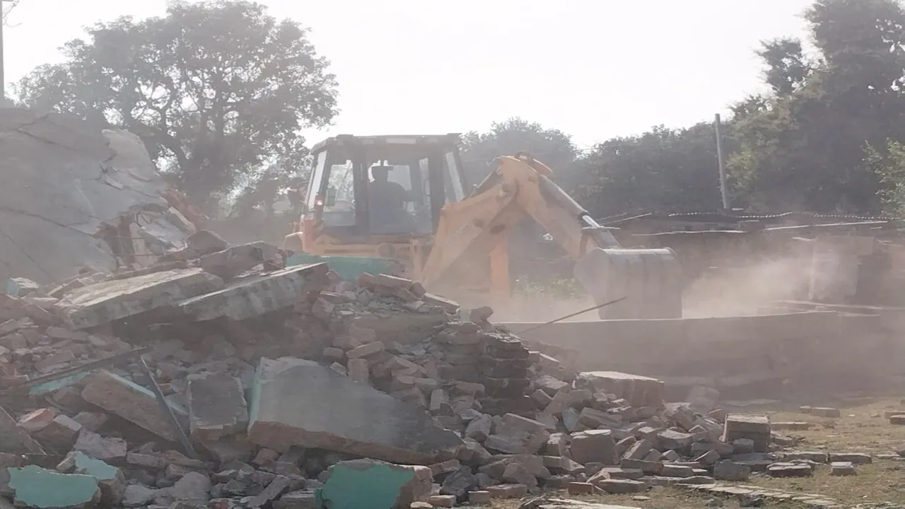बहराइच: कड़ी सुरक्षा के बीच 30 साल पुराने मदरसे पर गरजा बाबा का बुलडोजर, कोर्ट के आदेश पर हुई कार्रवाई, जाने पूरा मामला