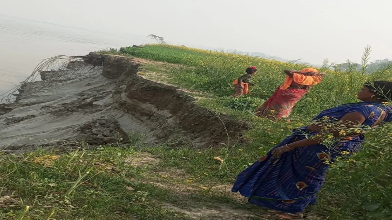 अयोध्या: मदराही में कटान से 10 किसानों के 37 बीघा फसल नदी में समाई