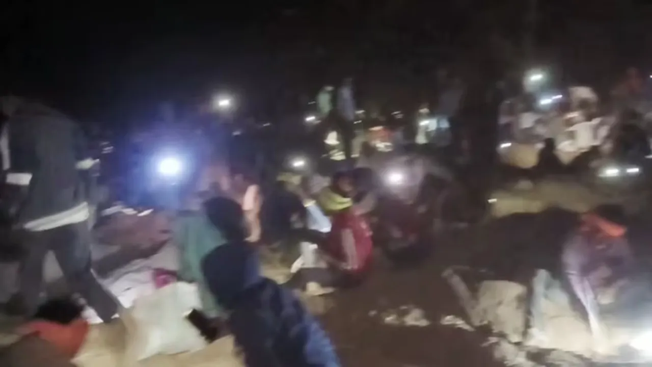 Video: खेतों में निकल रहा सोना? टॉर्च लेकर आधी रात को खुदाई में जुट जाता है पूरा गांव, जानिए क्या बोले लोग
