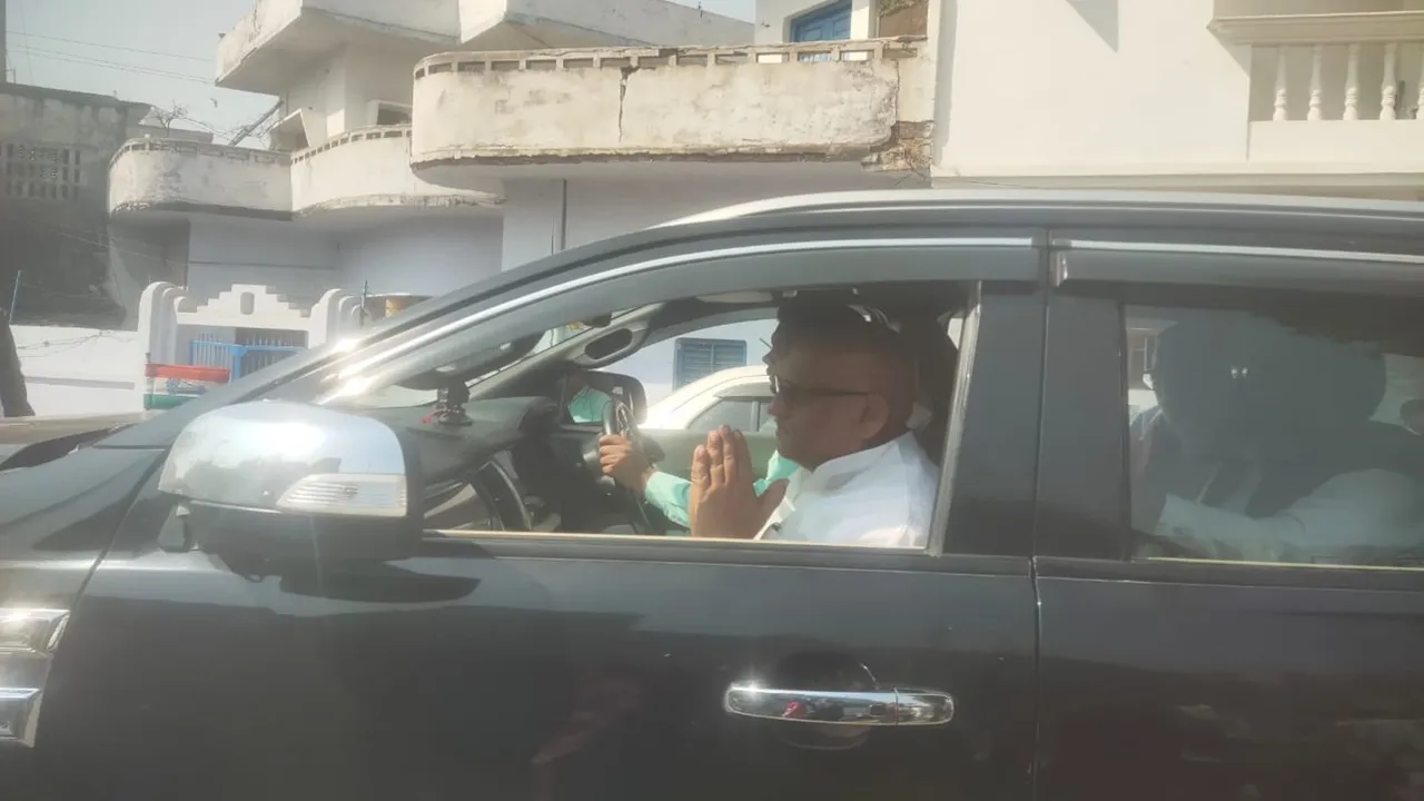 सीतापुर: सांसद राकेश राठौर के परिजनों से मिले अजय राय, कहा- न्याय की लड़ाई में हम सब साथ