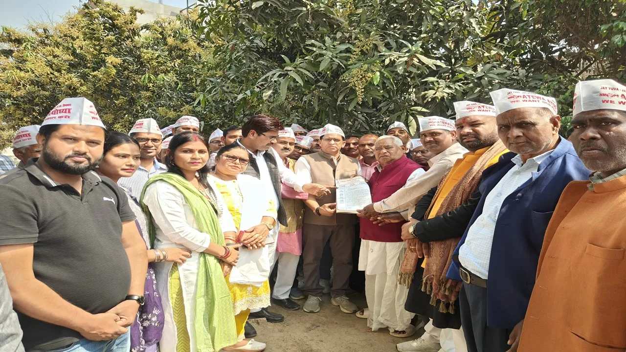 अयोध्या: गांधी पार्क से सांसद आवास तक शिक्षकों और कर्मचारियों ने निकाला मार्च, पुरानी पेंशन बहाली की मांग 