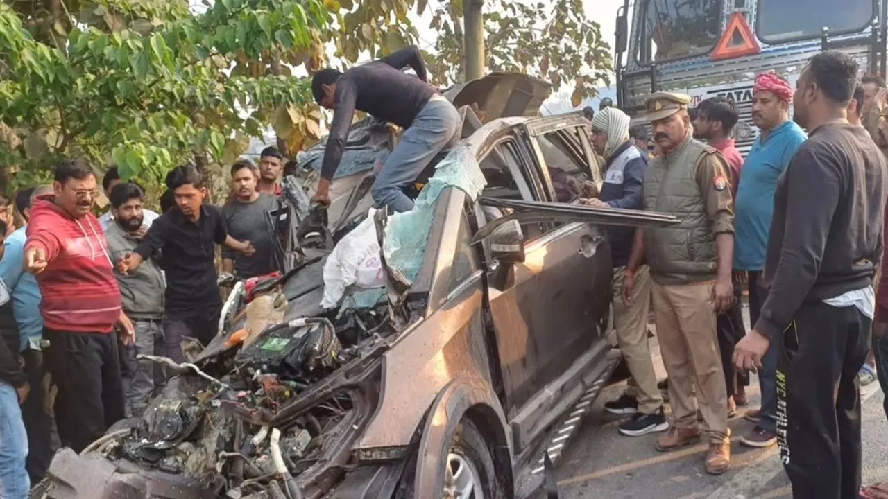 Basti News: कंटेनर की चपेट में आने से कार के उड़े परखच्चे, पांच लोगों की मौत, तीन घायल 