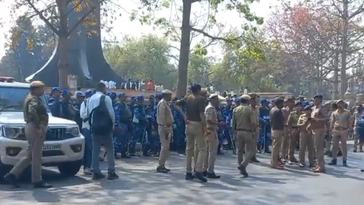 लखनऊ में आजाद समाज पार्टी का जोरदार प्रदर्शन, हजारों की संख्या में परिवर्तन चौक पहुंचे कार्यकर्ता, विधानसभा के रास्ते पर कड़ा पहरा