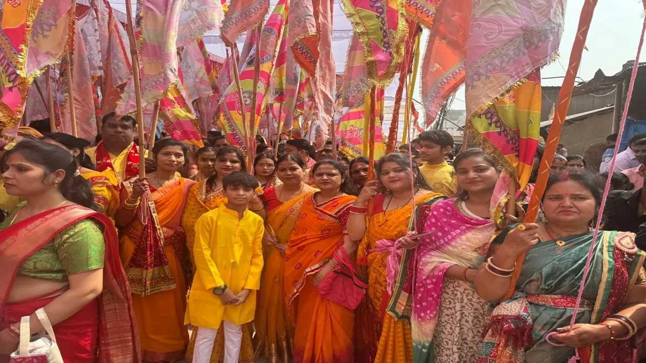 बहराइच: खाटू श्याम निशान यात्रा में हुई अबीर गुलाल और और फूलों की बारिश, रूपईडीहा और नानपारा में निकली यात्रा