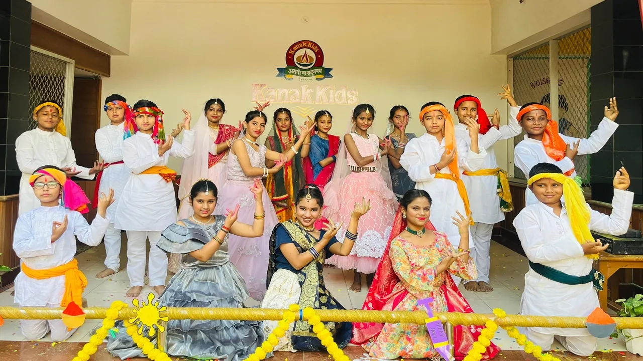 अयोध्या: कनक और सरयू इंटरनेशनल के बच्चों ने खेली फूलों की होली