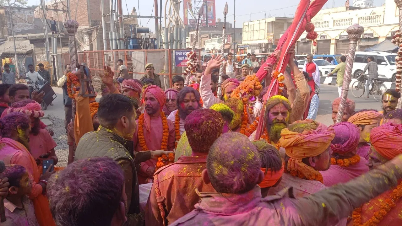 रंगभरी एकादशी: अयोध्या में होली का उत्सव शुरू, साधु-संतों ने जमकर उड़ाया अबीर-गुलाल, निकाली धर्म ध्वजा यात्रा