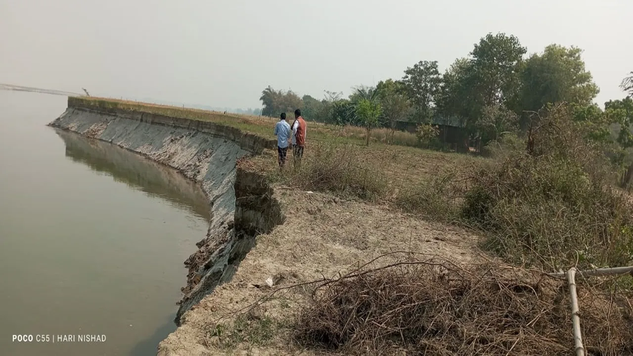 अयोध्या: डूबने की कागर पर मदराही गांव, अब सरयू नदी से बचा है महज 10 मीटर का फासला, अफसर तो दूर लेखपाल ने भी नहीं ली सुध