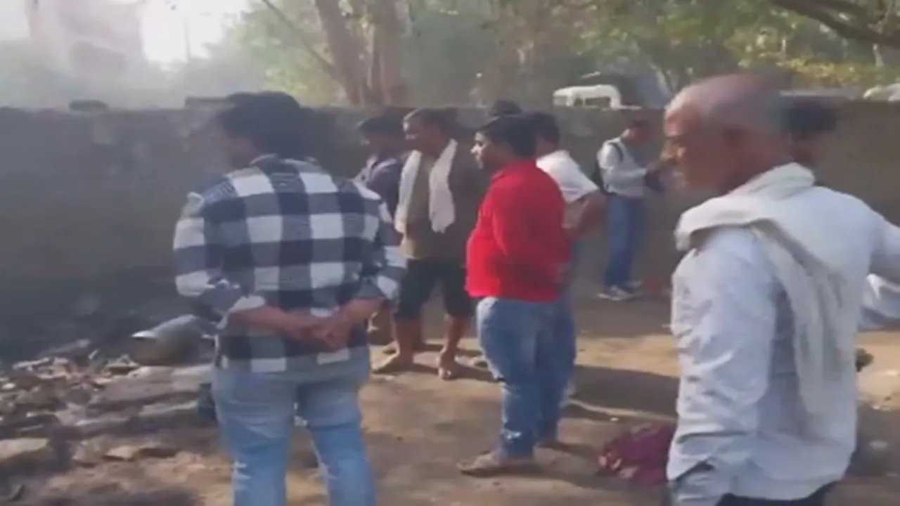 Delhi News: आनंद विहार में अस्थायी तंबू में आग लगने से तीन लोगों की जलकर मौत 