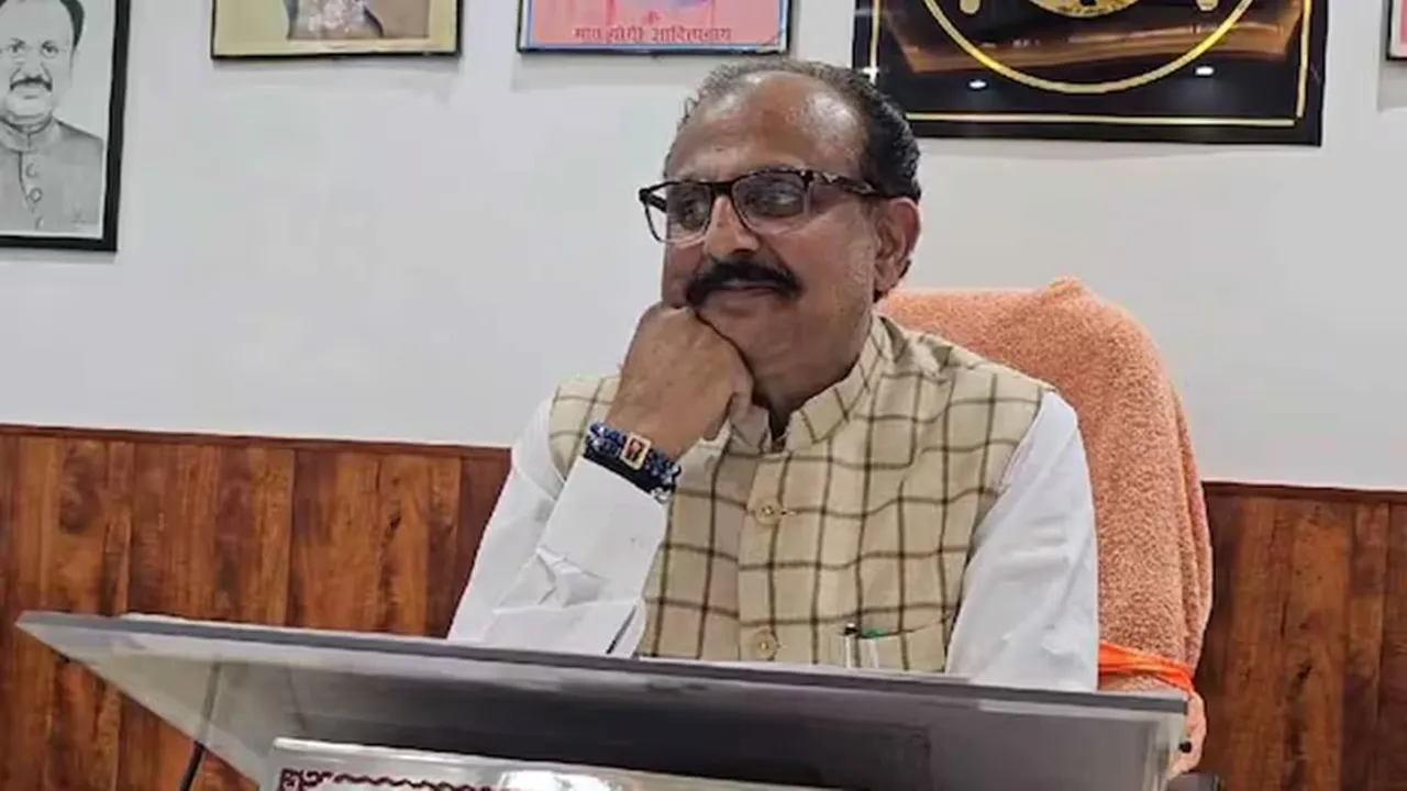 UP: योगी के मंत्री का विवादित बयान, मुस्लिम पुरुषों को होली पर तिरपाल ओढ़ने की दी सलाह, जानें क्या कहा...