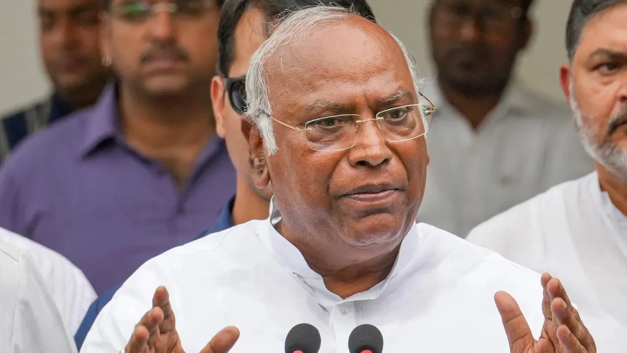 खरगे का नड्डा पर पलटवार, कहा- आपको प्रशिक्षण की जरूरत, समय पर मंत्री सदन में नहीं आते 