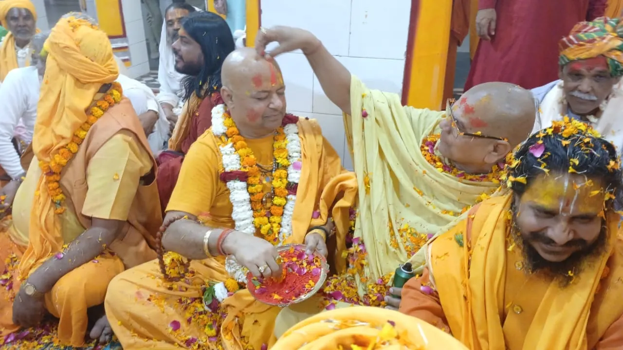 अयोध्या: रामनगरी के मंदिरों में साधु-संतों ने खेली फूलों की होली, एक-दूसरे को लगाए अबीर गुलाल