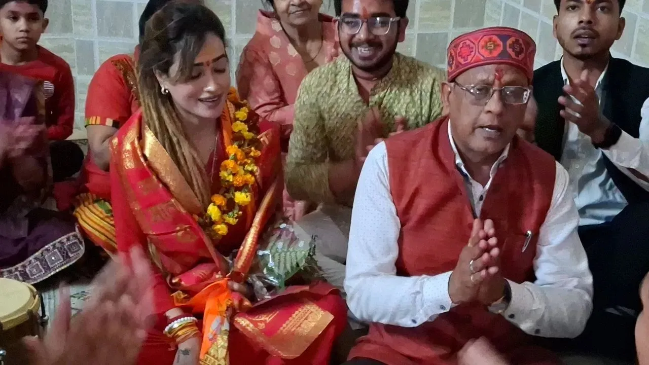 संभल पहुंचीं हर्षा रिछारिया, VHP कार्यालय में लोगों को तिलक लगाया, कहा- भगवान कल्कि यहीं अवतार लेंगे