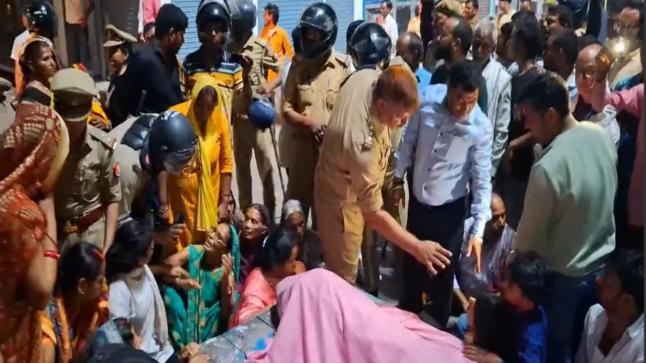 अयोध्या: KGMU में इलाज के दौरान प्रदीप वर्मा की मौत, परिजनों ने शव रख किया प्रदर्शन, शिवम ने साथियों संग किया था हमला