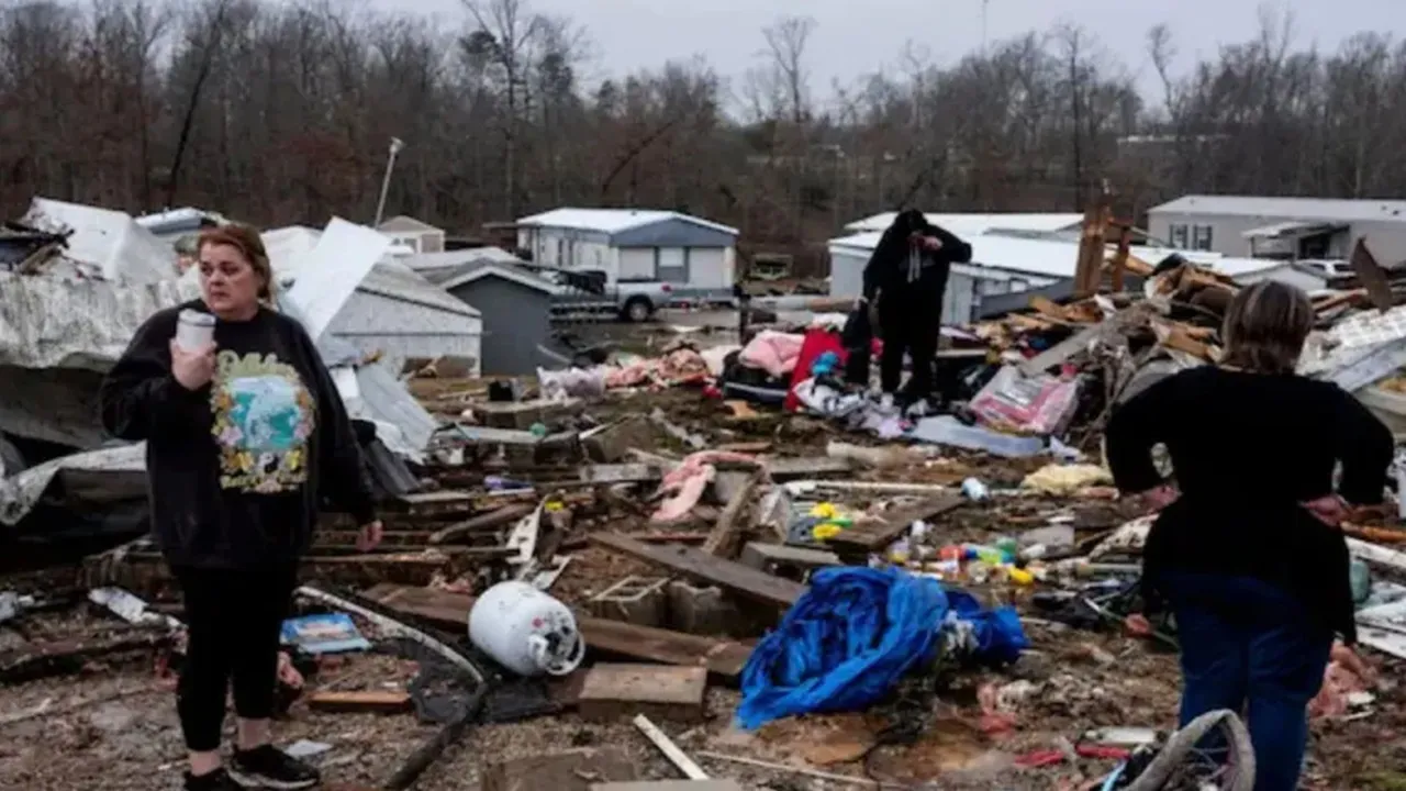 अमेरिका में बवंडर, धूल भरी आंधी और आग ने मचाई तबाही, 37 लोगों की मौत 