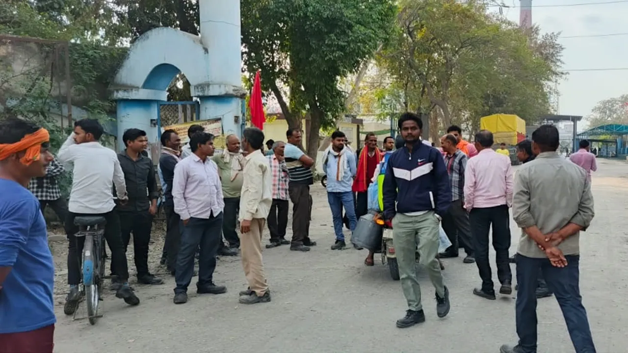 Raebareli NTPC: मांगों को लेकर उग्र एनटीपीसी श्रमिकों ने मुख्य गेट पर किया हंगामा, दी यह चेतावनी