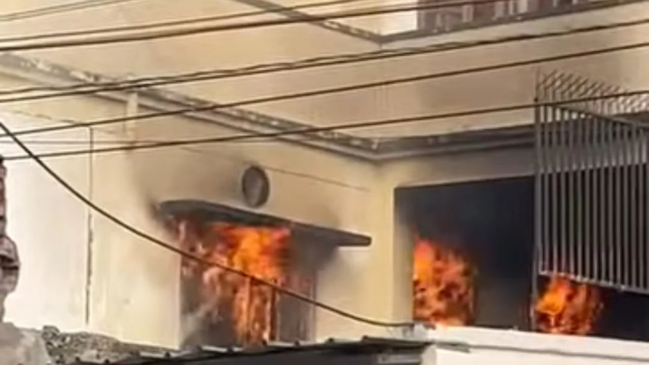 प्रयागराज: अतीक अहमद के कार्यालय में लगी आग, फायर ब्रिगेड की तीन गाड़ियों ने पाया काबू