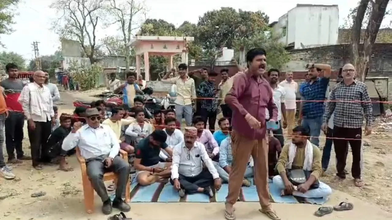 बहराइच: जलभराव की समस्या से परेशान लोगों ने सड़क जाम कर किया प्रदर्शन, धरने पर बैठे