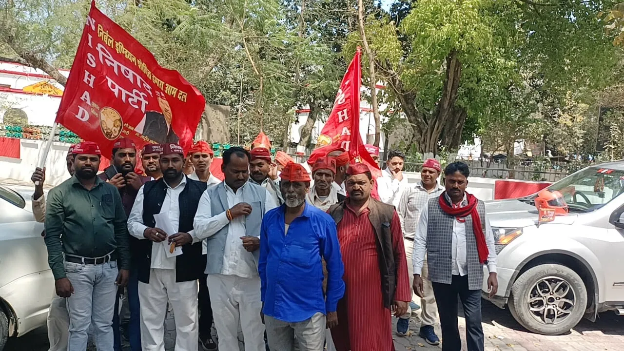 बहराइच: पूर्व सांसद फूलन देवी पर अभद्र टिप्पणी को लेकर निषाद पार्टी में आक्रोश, प्रदर्शन कर एसपी को सौंपा ज्ञापन