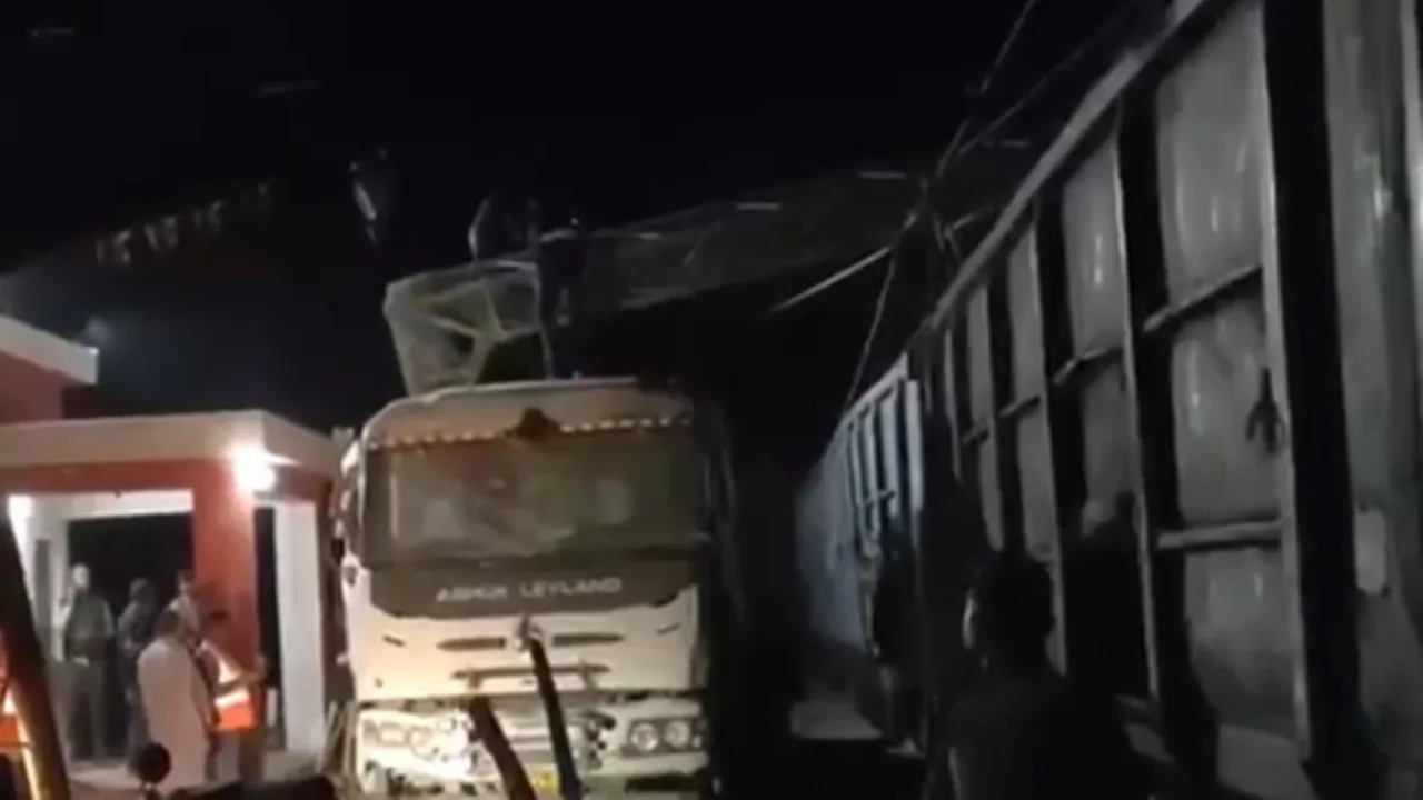 अमेठी के निहालगढ़ में रेलवे फाटक पर टैंकर से टकराई मालगाड़ी, रेल परिचालन बाधित