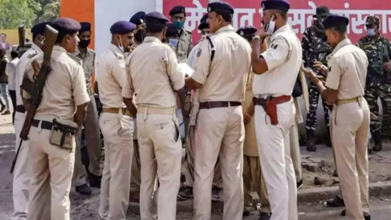 बिहार: अब मुंगेर में पुलिस टीम पर ग्रामीणों ने किया पथराव, तीन पुलिसकर्मी घायल, 24 आरोपी गिरफ्तार, जानें पूरा मामला