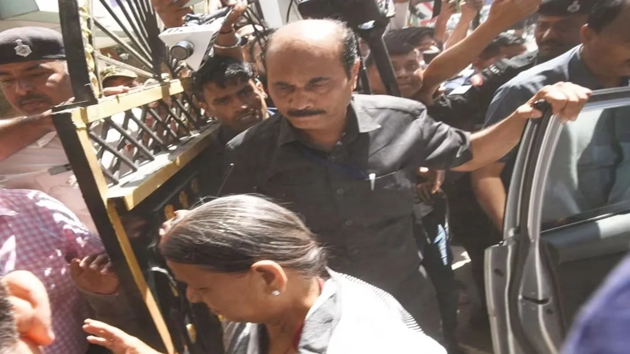 बिहार: लैंड फॉर जॉब घोटाला मामले में पूछताछ के लिए मीसा भारती के साथ ED दफ्तर पहुंचीं राबड़ी देवी