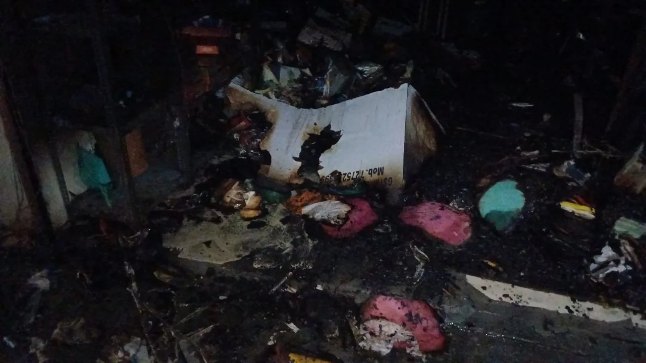 अयोध्या में आग का तांडव: शॉर्ट सर्किट से कपड़े की दुकान में लगी आग, लाखों का सामान जला