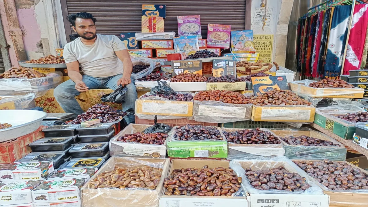 Ramzan 2025: रमजान का पवित्र महीना कल से शुरू, बाजारों में दिखी रौनक, पुलिस ने किये सुरक्षा के पुख्ता इंतजाम