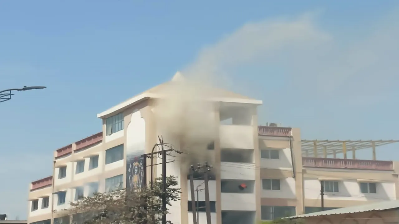 अयोध्या: त्रिवेणी सदन में लगी भीषण आग, आग बुझाने में जुटे दमकलकर्मी