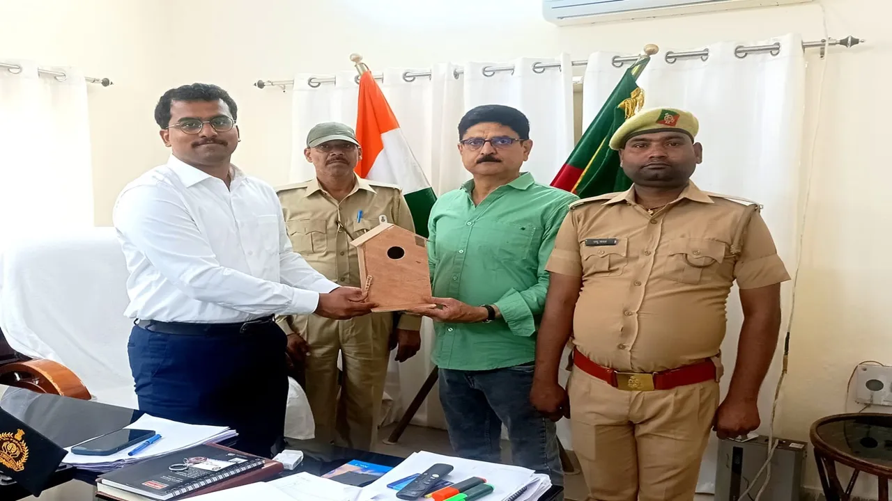 बहराइच: गौरैया बचाओ अभियान की हुई शुरूआत, डीएफओ को सौंपा बॉक्स 