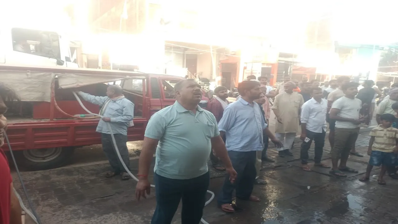 अमेठी: टीवीएस शोरूम में लगी भीषण आग, 50 लाख की कई बाइकें जलकर खाक, लाखों का नुकसान 
